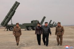 朝鲜远程炮兵进行火力打击训练 金正恩现场观摩（图）